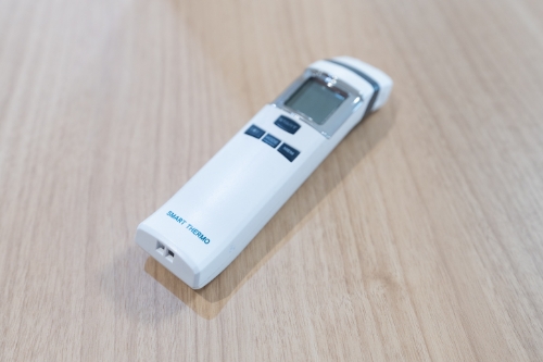 非接触型体温計による検温